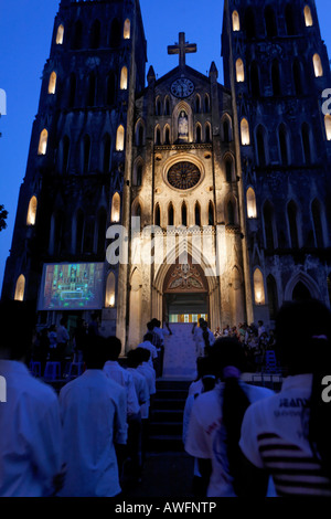 Catholic San Giuseppe cattedrale, trasmissione di servizio su di uno schermo video, Hanoi, Vietnam Asia Foto Stock