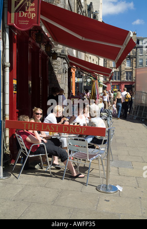 dh GRASSMARKET EDINBURGH Festival gente seduta mangiare l'ultimo Drop cafe Street, ristoranti regno unito Foto Stock