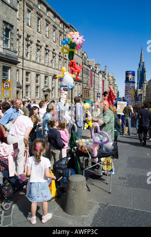 Dh Edinburgh Fringe Festival Royal Mile di Edimburgo artista palloncino rendendo giocattoli per i bambini di strada di arte Foto Stock