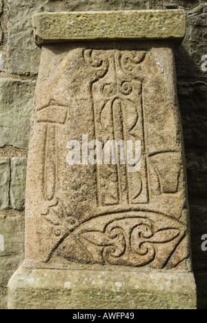dh Pitti arte scultura ABERNETHY PERTHSHIRE SCOZIA su pietra a. Piede del 11 ° secolo irlandese celtico torre rotonda simbolo Pic Foto Stock
