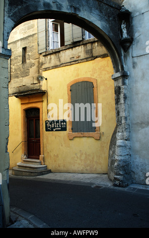 Accesso a un piccolo hotel a Arles, Bouches-du-Rhone, Francia Foto Stock