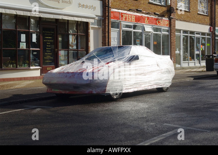 Un auto avvolto con della pellicola trasparente. Parcheggiato nel villaggio Bransgore, Dorset. Regno Unito Foto Stock