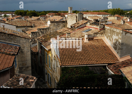 Che si affaccia sui tetti rossi in Arles, Provenza, Francia Foto Stock