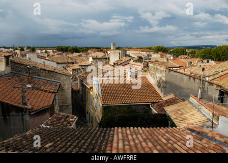 Che si affaccia sui tetti rossi in Arles, Provenza, Francia Foto Stock