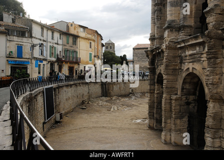 Arena romana e la vecchia città case nel centro storico della città di Arles, Provenza, Francia Foto Stock