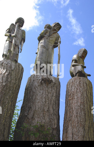Sculture in legno in giardini Tannaghmore raffigurante la patata irlandese carestia degli anni quaranta, Craigavon, County Down, Irlanda del Nord Foto Stock
