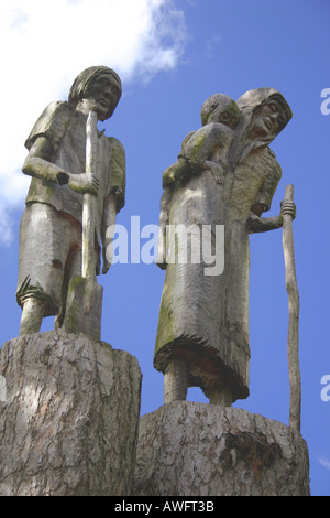 Sculture in legno in giardini Tannaghmore raffigurante la patata irlandese carestia degli anni quaranta, Craigavon, County Down, Irlanda del Nord Foto Stock