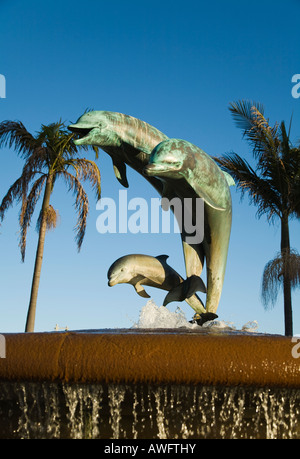 CALIFORNIA Santa Barbara Bud Bottoms Dolphin statua ad ingresso a Stearns Wharf Foto Stock