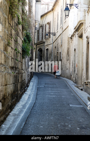 Rue Du Cloitre, piccola strada in Arles, Provenza, Francia Foto Stock