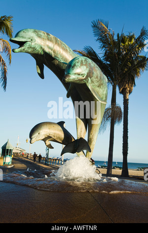 CALIFORNIA Santa Barbara Bud Bottoms Dolphin statua ad ingresso a Stearns Wharf Foto Stock