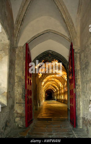Una vista lungo il bellissimo chiostro della cattedrale di Gloucester con il famoso ventilatore soffitto a volta Foto Stock