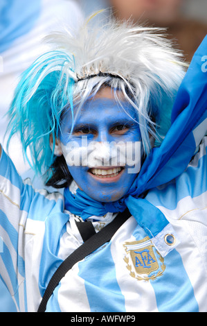 Sostenitore della nazionale di calcio Argentina ha dipinto il suo volto con i colori blu e bianco Foto Stock