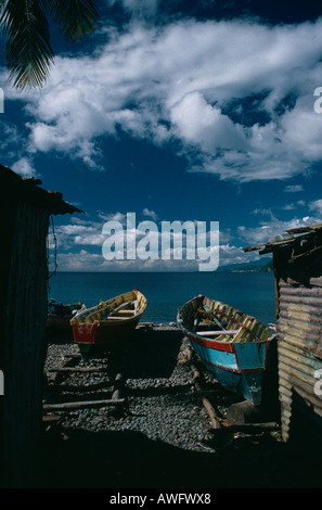 Coloratissime barche di pescatori sulla spiaggia di Scott's Head, Soufriere Bay, Commonwealth di Dominica. Foto Stock