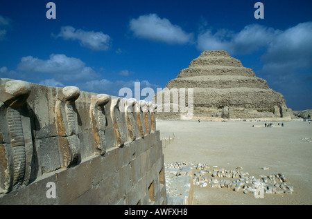 Cobra fregio a Zoser la piramide, la più antica Piramide superstite in Egitto, Saqqara, vicino a Il Cairo, Egitto. Foto Stock