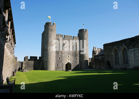 Esterno rivellino est e il cortile centrale del famoso moated il Castello di Caerphilly Glamourganshire South Wales UK Gran Bretagna UE Foto Stock