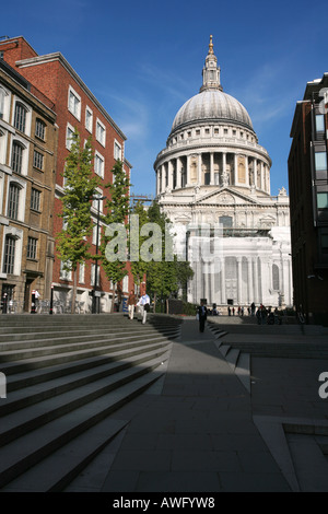 Famosa in tutto il mondo Londra edificio di riferimento St Pauls Cathedral da stradine circostanti England Regno Unito Foto Stock