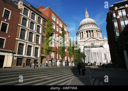 Famosa in tutto il mondo Londra edificio di riferimento St Pauls Cathedral da stradine circostanti England Regno Unito Foto Stock