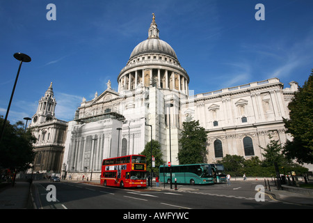 Un classico open top red double decker London tourist bus passa mondo attrazione famosa attrazione turistica St Pauls Cathedral Regno Unito Foto Stock