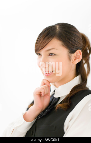 Una giovane donna in uniforme sorridente Foto Stock