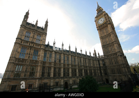 Famosa in tutto il mondo Londra iconico punto di riferimento simbolo della città il Big Ben Clock Tower e le case britanniche del Parlamento Westminster Inghilterra REGNO UNITO Foto Stock