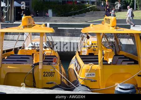 Yellow taxi barche ormeggiate nel porto Darling, Sydney, Australia Foto Stock