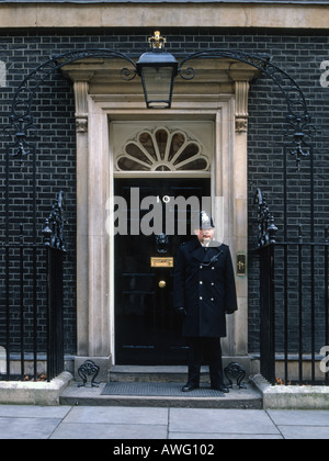 Britains più famosa porta anteriore 10 Downing St Foto Stock