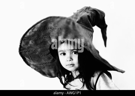 Ragazza giovane indossa una punta della strega hat. Modello rilasciato. In bianco e nero a contrasto elevato di alta immagine chiave Foto Stock