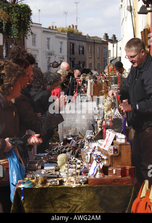 Pressione di stallo di fronte Alice negozio di antiquariato di Portobello Road Londra Marzo 2008 Foto Stock