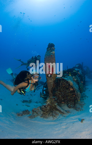 I subacquei su un WW II Corsair aereo da combattimento off Sud Est Oahu, Hawaii. Foto Stock