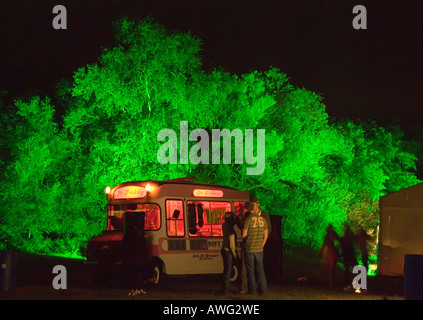 "Ice Cream van' contro i riflettori alberi verdi Festival Frickley East Sussex, Agosto 2006 Foto Stock