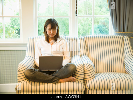 Giovane donna tramite il computer Foto Stock