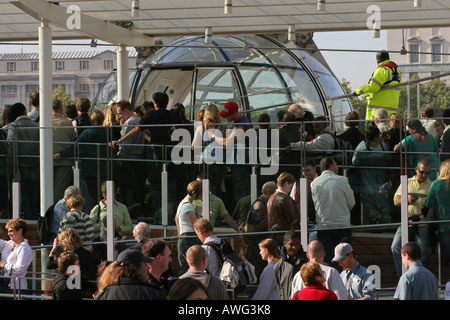 La folla di turisti attendere in linea coda per un giro sulla famosa attrazione Landmark London Eye UK Gran Bretagna Europa Foto Stock