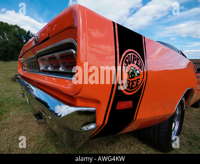 Ampia angolazione del logo per un arancio 1969 Dodge Superbee, metà di secolo Foto Stock