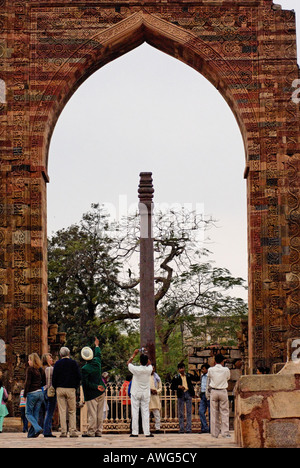 La colonna di ferro di Delhi, India, situato nel Qutab (Qutb) complessi Foto Stock