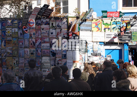 I segni e le placche in stallo Portobello Road Londra Marzo 2008 Foto Stock