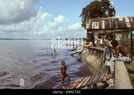 La gente la balneazione nel fiume Essequibo Bartica Guyana Foto Stock