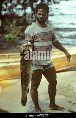 Fisherman e catture fiume Mazaruni Guyana Foto Stock