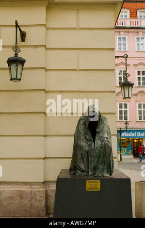 La scultura commemoratiing la premiere della famiglia Mozart Don Giovanni opera di fronte Estates Theatre di Praga Repubblica Ceca Foto Stock