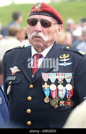 Il francese D-Day Airborne veterano paga i suoi rispetti al sessantesimo anniversario service Utah Beach Normandia d-giorno anniversario Foto Stock