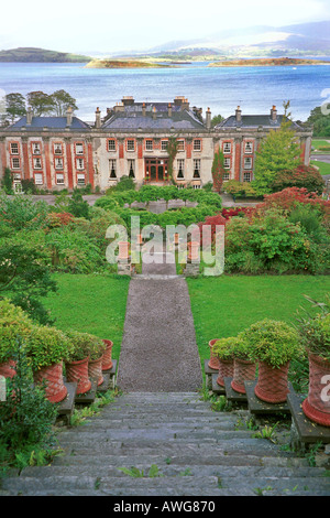 Bantry House dalla cima della scalinata verso il cielo che si affaccia sulla Baia di Bantry Foto Stock