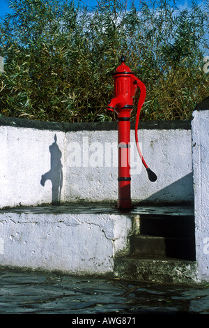 Villaggi a mano la pompa acqua Irlanda Foto Stock