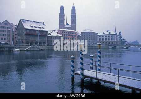 Zurigo in inverno guardando attraverso la Limmat verso il Limmatquai in edifici con una leggera copertura di neve Foto Stock