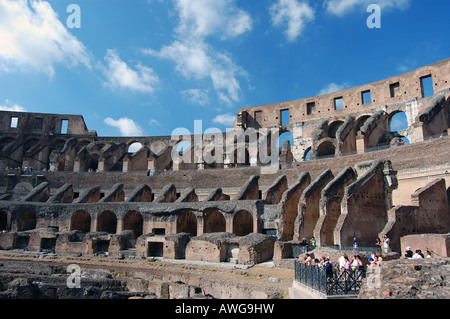 Cerca fino all'interno del Colosseo a Roma, Italia. Foto Stock