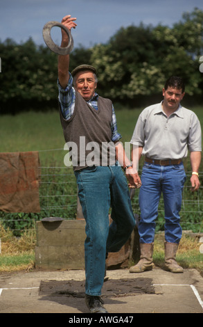 La competizione Quoits si abbina allo sport tradizionale, Snape North Yorkshire England 1990s UK HOMER SYKES Foto Stock