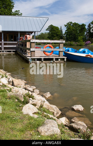 Barche a pedali di attendere presso un molo nel Parco Dunorlan, Tunbridge Wells Foto Stock