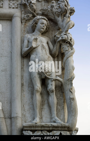 Adamo ed Eva statua sull'angolo del Palazzo dei Dogi di Venezia, Italia Foto Stock