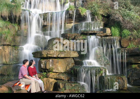 Alabama Colbert County, Tuscumbia, Spring Creek Park, Cold Water Falls, la più grande cascata di pietra naturale artificiale del mondo, coppia, adulti uomo uomo uomo uomo, w Foto Stock