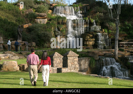 Alabama Colbert County, Tuscumbia, Spring Creek Park, Cold Water Falls, la più grande cascata di pietra naturale artificiale del mondo, coppia, adulti uomo uomo uomo uomo, w Foto Stock