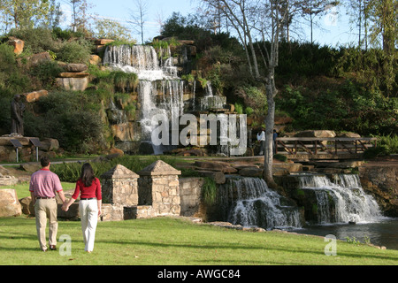 Alabama Colbert County, Tuscumbia, Spring Creek Park, Cold Water Falls, la più grande cascata di pietra naturale artificiale del mondo, coppia, adulti uomo uomo uomo uomo, w Foto Stock