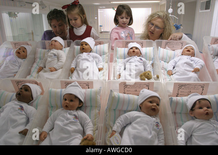 Alabama Otowah County, Gadsden, Little Faces negozio di bambole, consumatore, oggetti da collezione, hobby, mercato, valuta, soldi, ragazze, famiglia famiglie genitori genitori CH bambino Foto Stock